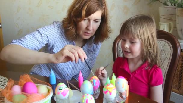 엄마와 부활절을 재미있는 페인팅 달걀을 가지고 달걀을 색으로 합니다 — 비디오