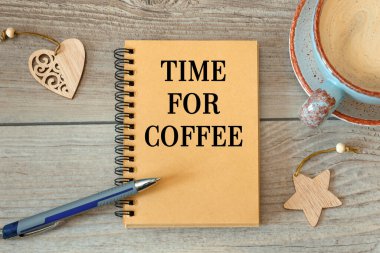 Kahve saati bir not defterine, ofis masasında, aksesuarlarla yazılır..