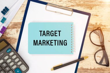 TARget MarkeTING ofis masasının üzerindeki bir not defterine ve aksesuarlarına yazılmıştır..