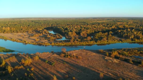 Herbstliche Landschaft Mit Einem Fluss Bei Sonnenuntergang Über Den Fluss — Stockvideo