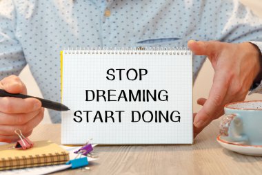 Yazılı defter - Kırtasiyenin arasındaki ofis masasında Rüya Görmeyi Bırak.