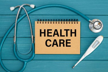 Sağlık hizmeti, termometre ve steteskoplu not defteri. Tıbbi konsept.