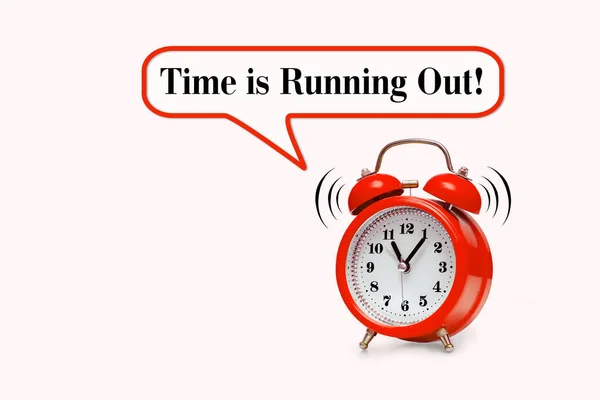 Time Running Out Text Auf Hellrosa Hintergrund Mit Rotem Wecker — Stockfoto