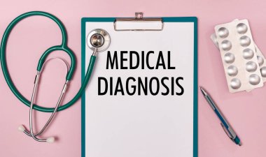 Üzerinde tıbbi teşhisler, stetoskop ve haplar yazan çalışma kâğıdı.