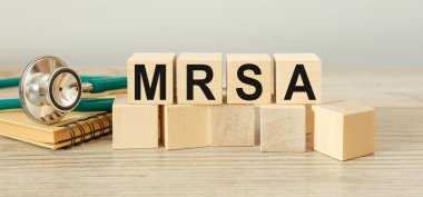 Üzerinde MRSA Methicillin dirençli Staphylococcus Aureus yazan tahta küpleri. Tıbbi konsept