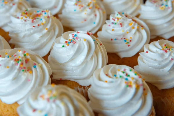 Gourmet Cupcakes Met Witte Romige Gekleurde Sprinkles — Stockfoto