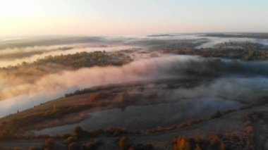 Sonbaharda nehirde güzel sisli bir şafak. Şafak vakti nehrin üzerinde uçmak. Berezino Nehri (Belarus)