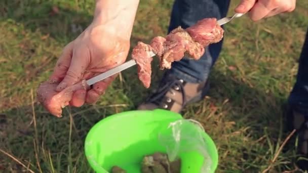 Las Manos Los Hombres Encordan Carne Cruda Pincho Parrilla Asar — Vídeos de Stock