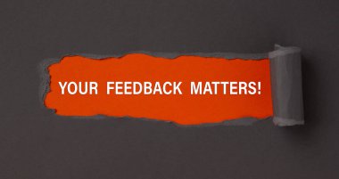 FEEDback Maddeleriniz - kırmızı arkaplandaki metin yırtık kağıdın arkasında görünür