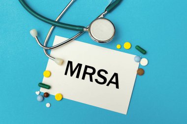 MRSA Methicillin dirençli Staphylococcus Aureus, haplar ve stetoskop, tıbbi konsept içeren kart.