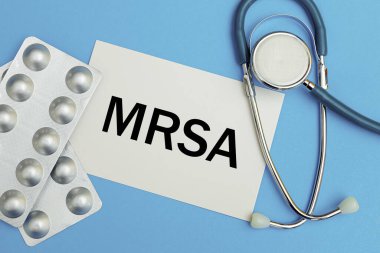 MRSA Methicillin dirençli Staphylococcus Aureus, haplar ve stetoskop, tıbbi konsept içeren kart.