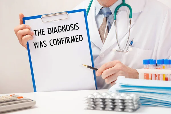 Medico Detiene Carta Con Iscrizione Diagnosi Stata Confermata Stetoscopio Pillole — Foto Stock