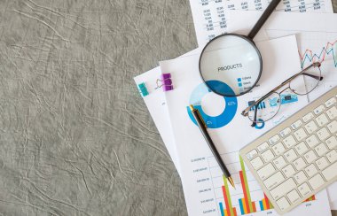 Ofis masasında doküman ve klavyeyle çalışan işadamı, üst görünüm