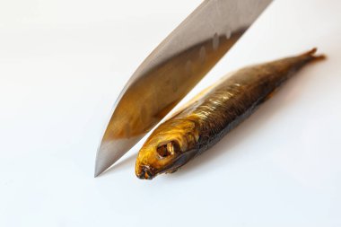 Beyaz arka planda büyük bir bıçak altında küçük balıklar.