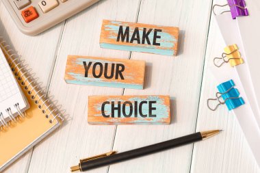 Seçimini yap. Ofis malzemelerinin yanındaki tahta bloklara yazılmış kelimeler.