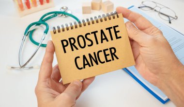 Bir doktorun ve steteskopun elinde PROSTATE CANCER yazan bir not..