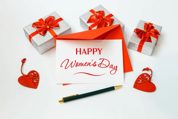 白い背景に赤い封筒と贈り物を持つ幸せな女性の日のカード 3月8日 — ストック写真