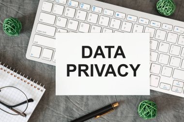 DATA ÖZEL ofis masasındaki bir belgede ofis aksesuarlarıyla birlikte yazılır..