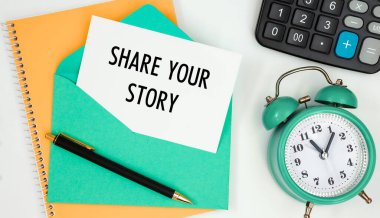 Posta zarfında bir kart - Hikayenizi, saatinizi, hesap makinenizi, kaleminizi paylaşın.