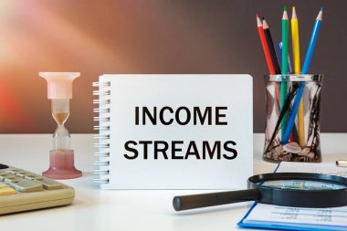 Gelir streamları ofis masasının üzerindeki bir not defterine yazılır..