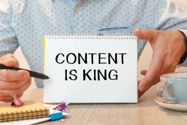 Yazılı defter - İçindekiler Kral - kırtasiyenin yanındaki ofis masasında..