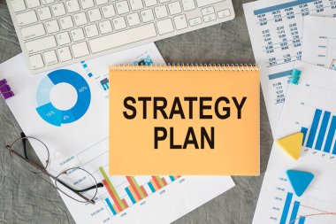 STRATEGY Planı ofis masasındaki bir belgede ofis aksesuarlarıyla birlikte yazılır..