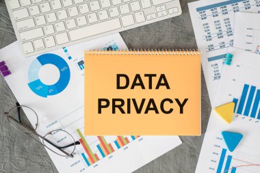 DATA ÖZEL ofis masasındaki bir belgede ofis aksesuarlarıyla birlikte yazılır..