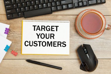 Ofis masası ve notlu defter - Müşterilerinizi, klavyenizi ve bir fincan çayı hedef alın