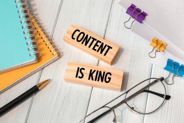 İçerik kraldır. Ofis malzemelerinin yanındaki tahta bloklara yazılmış kelimeler.