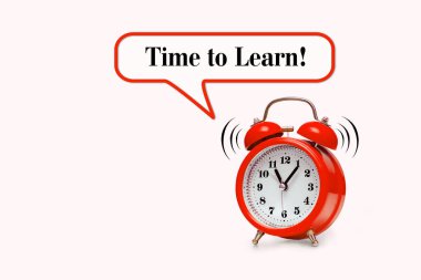 Açık pembe arkaplanda kırmızı alarmlı saat ile metin öğrenme zamanı