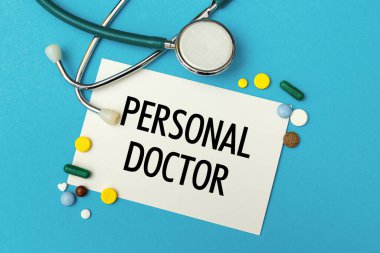 SİZE DOKTOR, haplar ve steteskop, tıbbi konsept içeren kart.