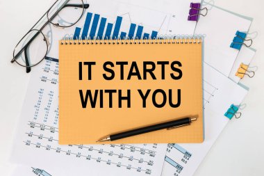 Üzerinde metin olan defter seninle birlikte kırtasiye masasının üzerinde başlıyor..