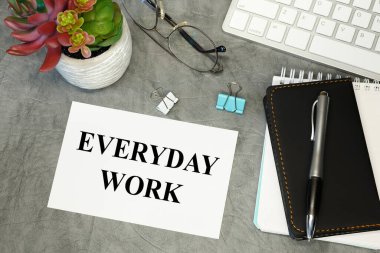 Günlük İş - Masaüstü, not defteri, kalem ve klavye üzerindeki harfler. Avantajın kavramsal fotoğrafı.