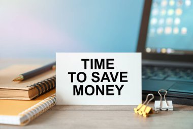 Para biriktirme zamanı - ofis malzemeleri ve bilgisayarın yanındaki kartta bir yazı