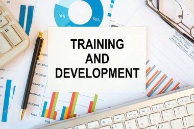 Çalışma ve Geliştirme, ofis masasındaki bir belgede ofis aksesuarları, diyagramı ve klavyesi ile birlikte yazılır.