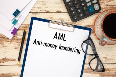 Masada para aklama karşıtı AML, hesap makinesi ve gözlüklü kağıt.