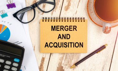 Metinli defter - Birleşme ve Kazanç, ofis masasında, belgeler, hesap makinesi, gözlük ve kalem