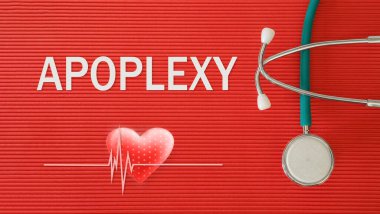 Kırmızı arka planda steteskop ve kalp şeklinde APOPLEXY konsepti