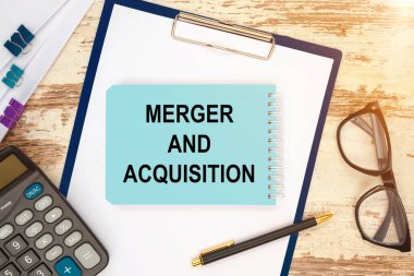 Metinli defter - Birleşme ve Kazanç, ofis masasında, belgeler, hesap makinesi, gözlük ve kalem