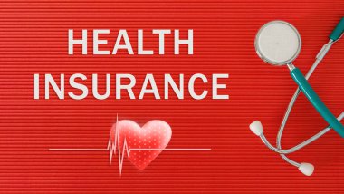 Kırmızı arka planda steteskop ve kalp şeklinde sağlık sigortası kavramı