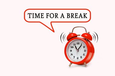 Ara zamanı - açık pembe arkaplanda kırmızı alarmlı saat metni