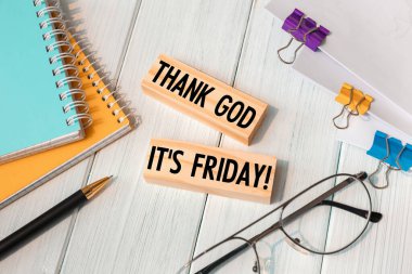 Tanrıya şükür bugün Cuma. Ofis malzemelerinin yanındaki tahta bloklara yazılmış kelimeler.