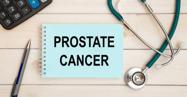 Üzerinde prostat kanseri ve stetoskop yazan not defteri. Tıbbi konsept.