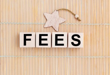 Ahşap arka planda kısaltma ücretli tahta küpler.