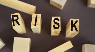 RİSK-Kelime Tahta Küpler üzerine yazılmış. Kavram