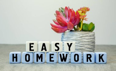 Yumuşak küplerin kısaltması Kolayca Ev Çalışması Beyaz arkaplanda bir çiçekle