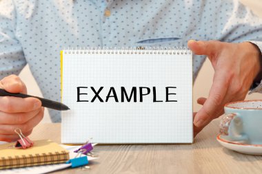 Yazılı defter - EXAMPLE - kırtasiye arasında ofis masasının üzerinde.