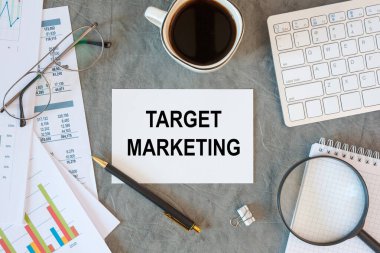TARget MARKETING ofis masasının üzerindeki bir belgede ofis aksesuarları, diyagramı ve klavyesi ile birlikte yazılmıştır.