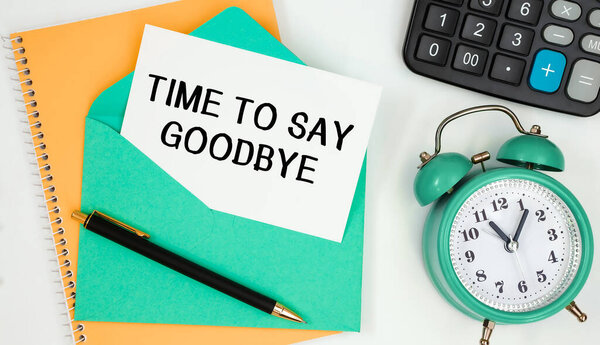 Карточка на почтовом конверте с текстом ВРЕМЯ ПОКАЗАТЬ ДОБРО, часы, калькулятор, ручка.