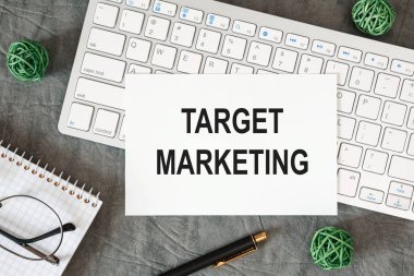 TARget MARKETING ofis masasındaki bir belgede ofis aksesuarlarıyla birlikte yazılıdır..